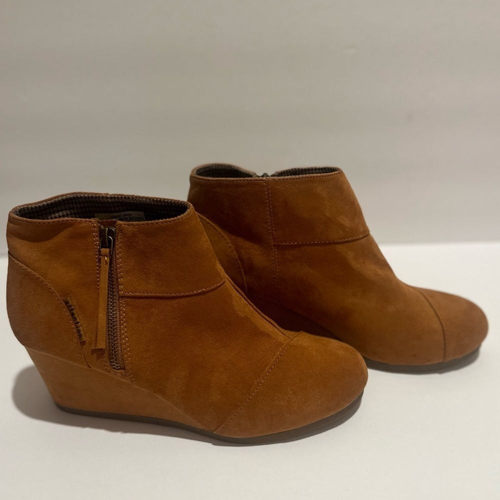 Attention "Emmy Chestnut" Wedge Bootie Size 9 Comfort Shoes EUC Side Zip Pull